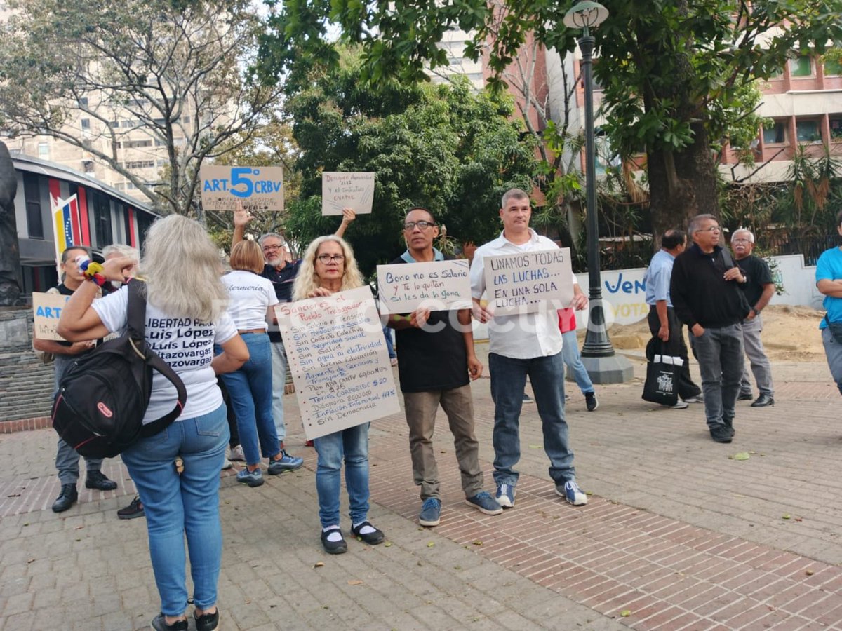 Retirees gather in Plaza Morelos (Caracas), in front of the Ombudsman's Office, to protest their salaries, which have not been increased for more than three years.