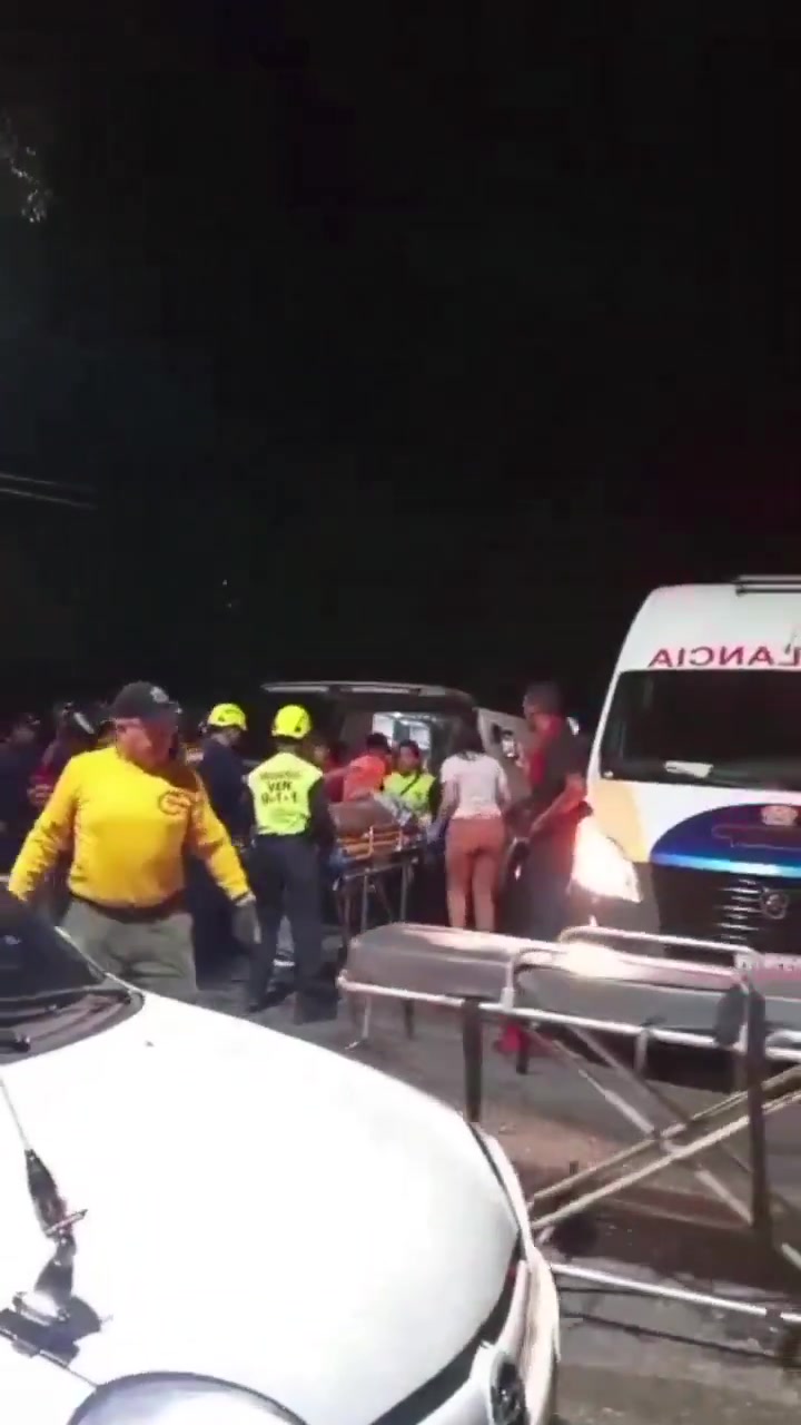 Tragic accident in Aragua: one dead and 35 injured when a bus fell into a ravine on the Choroní highway. According to local media, the fatal victim was identified as Jeaneth de los Ángeles Iruma (39).