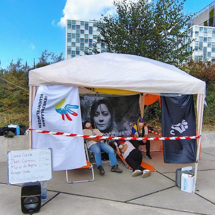 Drei Venezolaner befinden sich seit 24 Stunden in einem Hungerstreik vor dem ICC (@IntlCrimCourt) in Den Haag, um im Rahmen der Ermittlungen zu Verbrechen gegen die Menschlichkeit in Venezuela die Ausstellung von Haftbefehlen gegen hochrangige Beamte des Maduro-Regimes zu fordern.
