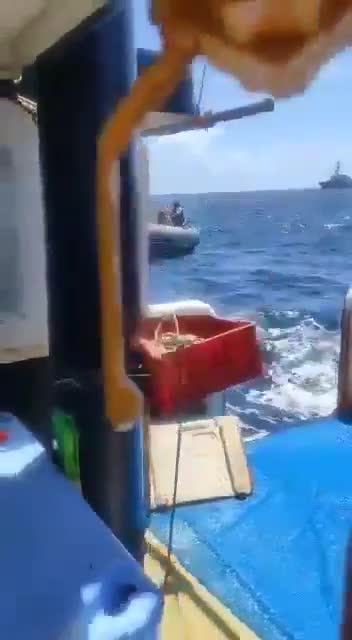 Imágenes de un barco pesquero de atún que fue abordado y registrado por un equipo de visita, abordaje, búsqueda y decomiso (VBSS) de la Marina de los EE. UU. del USS Jason Dunham (DDG-109) hoy temprano en aguas internacionales en el sur del mar Caribe.