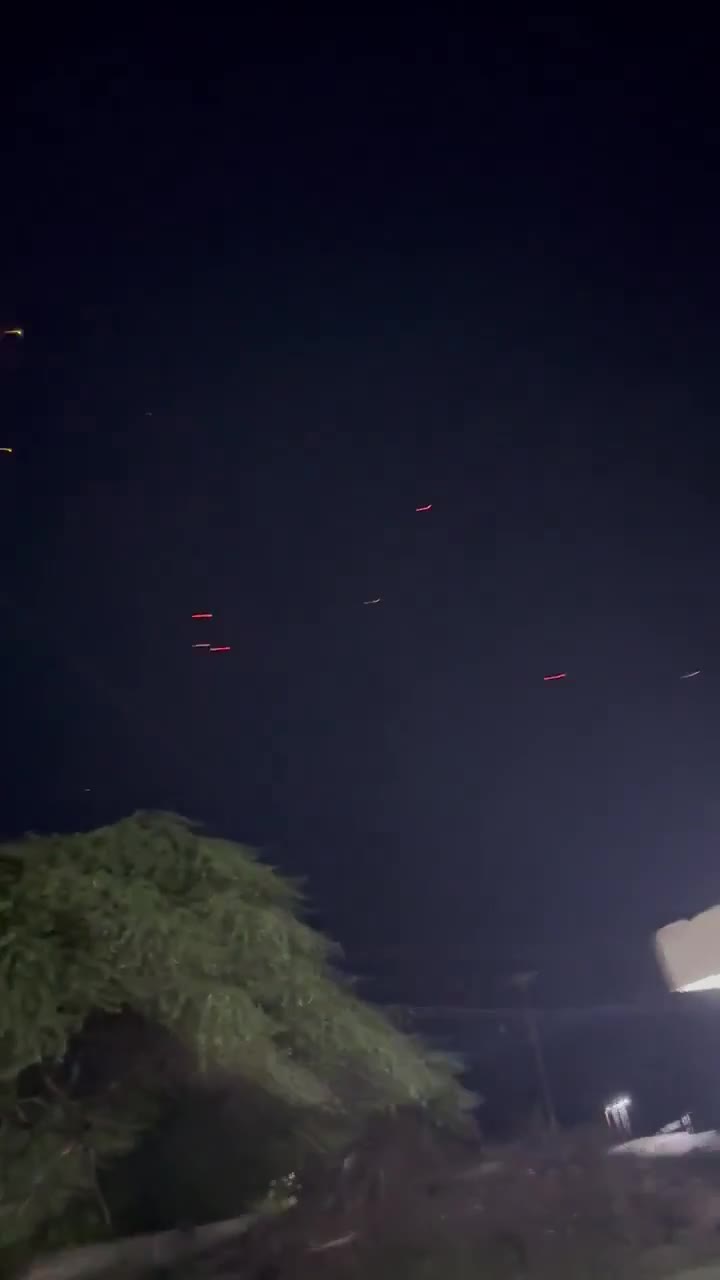 During the night of Thursday, users reported anti-aircraft fire over the town of Los Puertos de Altagracia in Zulia State. This is most likely a military exercise. Official information is expected this Friday the 26th. (Video courtesy)