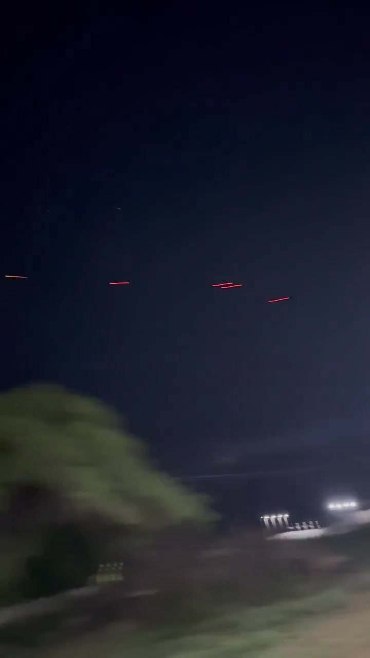 During the night of Thursday, users reported anti-aircraft fire over the town of Los Puertos de Altagracia in Zulia State. This is most likely a military exercise. Official information is expected this Friday the 26th. (Video courtesy)