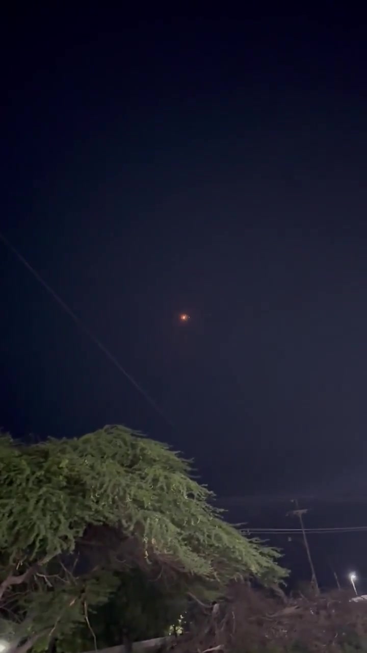 During the night of Thursday, users reported anti-aircraft fire over the town of Los Puertos de Altagracia in Zulia State. This is most likely a military exercise. Official information is expected this Friday the 26th. (Video courtesy)