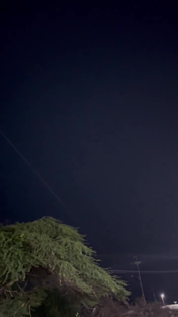 During the night of Thursday, users reported anti-aircraft fire over the town of Los Puertos de Altagracia in Zulia State. This is most likely a military exercise. Official information is expected this Friday the 26th. (Video courtesy)