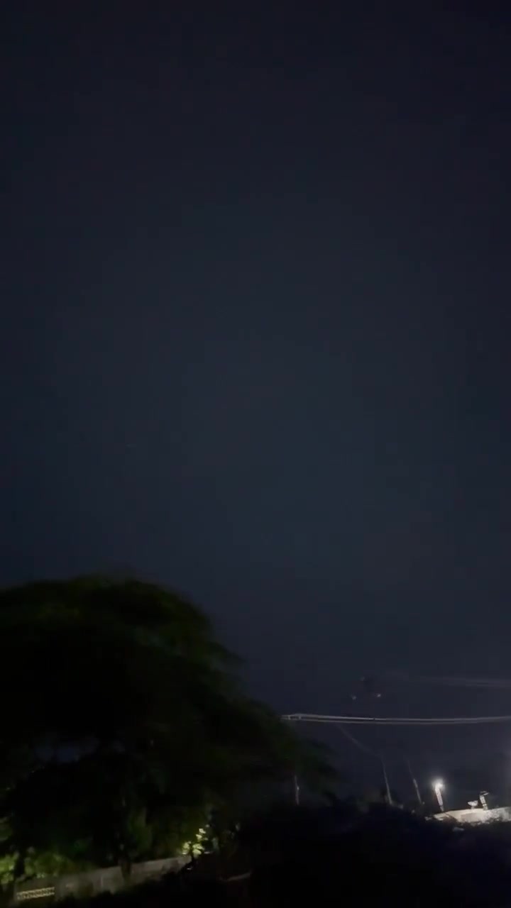 During the night of Thursday, users reported anti-aircraft fire over the town of Los Puertos de Altagracia in Zulia State. This is most likely a military exercise. Official information is expected this Friday the 26th. (Video courtesy)