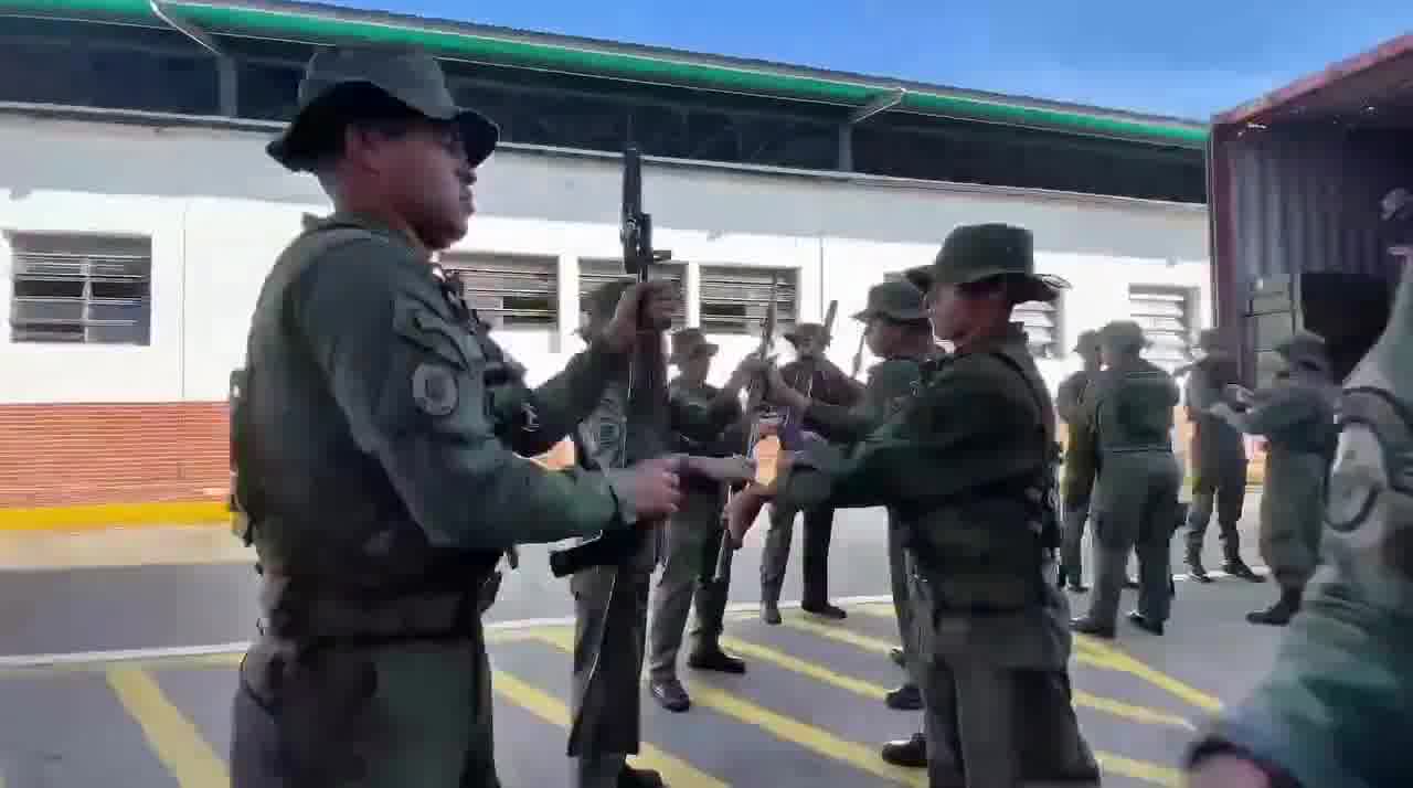 The Venezuelan military posted a video relating to this showing them loading equipment and guns into a container truck from the base at Catia La Mar and equipment including the ‘hedgehogs’ at the Caracas- La Guaira highway