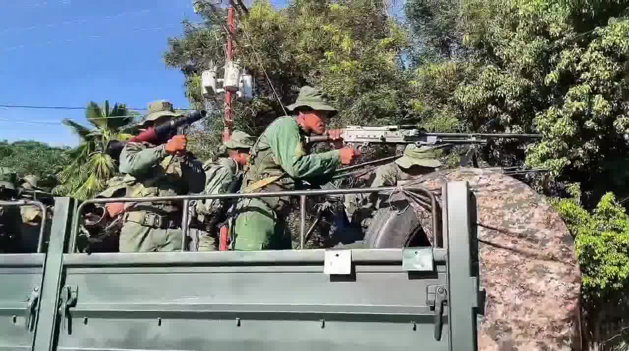 The Venezuelan military posted a video relating to this showing them loading equipment and guns into a container truck from the base at Catia La Mar and equipment including the ‘hedgehogs’ at the Caracas- La Guaira highway