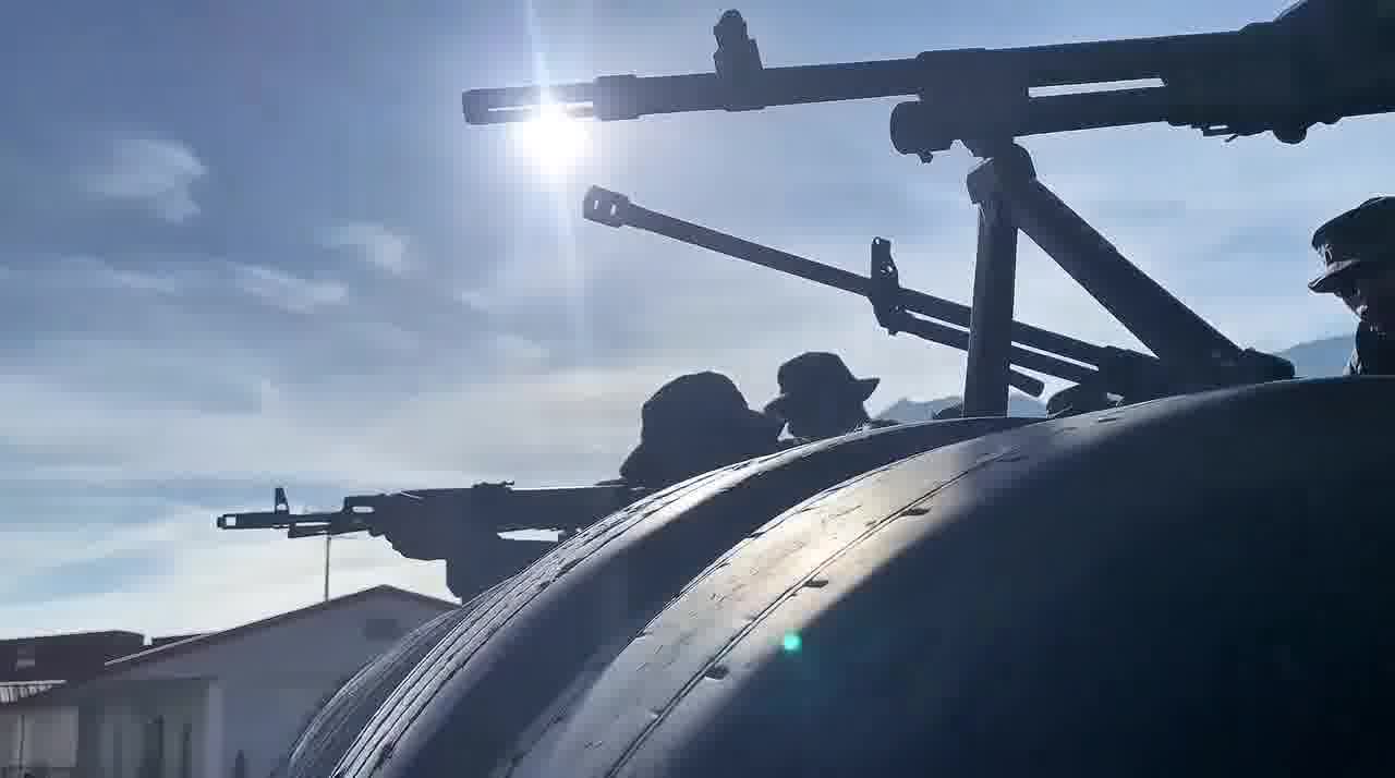 The Venezuelan military posted a video relating to this showing them loading equipment and guns into a container truck from the base at Catia La Mar and equipment including the ‘hedgehogs’ at the Caracas- La Guaira highway