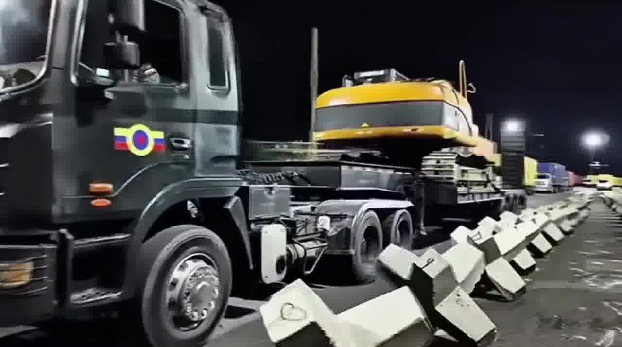 The Venezuelan military posted a video relating to this showing them loading equipment and guns into a container truck from the base at Catia La Mar and equipment including the ‘hedgehogs’ at the Caracas- La Guaira highway