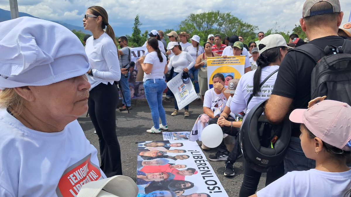 Venezuela'daki Kolombiyalı siyasi tutukluların yakınları, Venezuela diktatörlüğünün keyfi gözaltılarını protesto etmek için Cúcuta'daki Simón Bolívar uluslararası sınır köprüsünü kapatarak, rejimden bilgi almalarını ve derhal serbest bırakılmalarını talep ediyor.