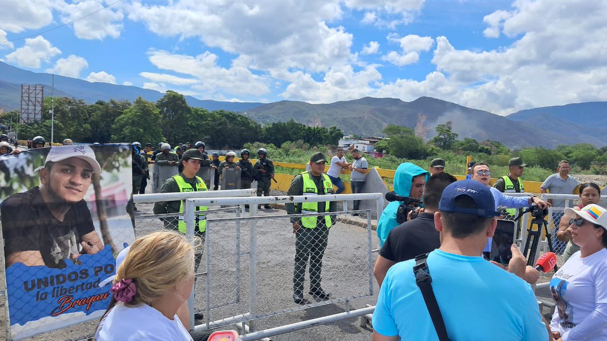Relatives of Colombian political prisoners in Venezuela close the Simón Bolívar international border bridge in Cúcuta in protest of arbitrary detentions by the Venezuelan dictatorship. They demand information from the regime and their immediate release.