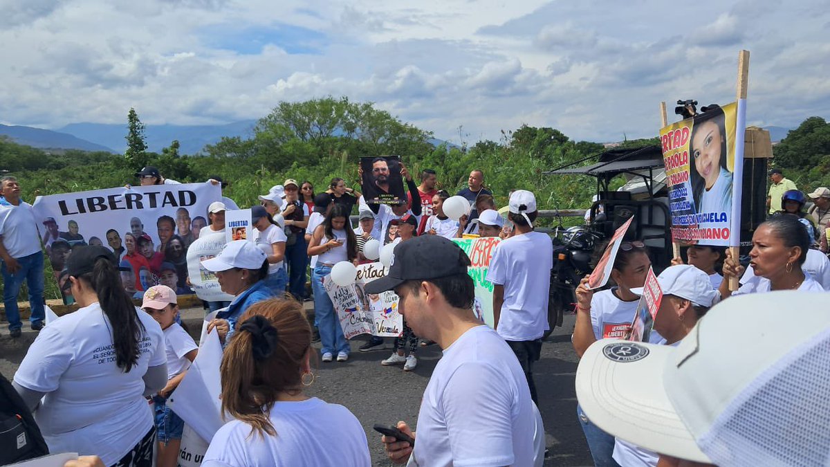 Relatives of Colombian political prisoners in Venezuela close the Simón Bolívar international border bridge in Cúcuta in protest of arbitrary detentions by the Venezuelan dictatorship. They demand information from the regime and their immediate release.
