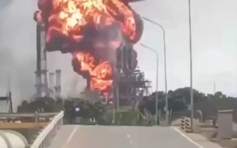 Reportan incendio en el Complejo Petroquímico José Antonio AnzoáteguiAmplía la información aquí:  20Nov