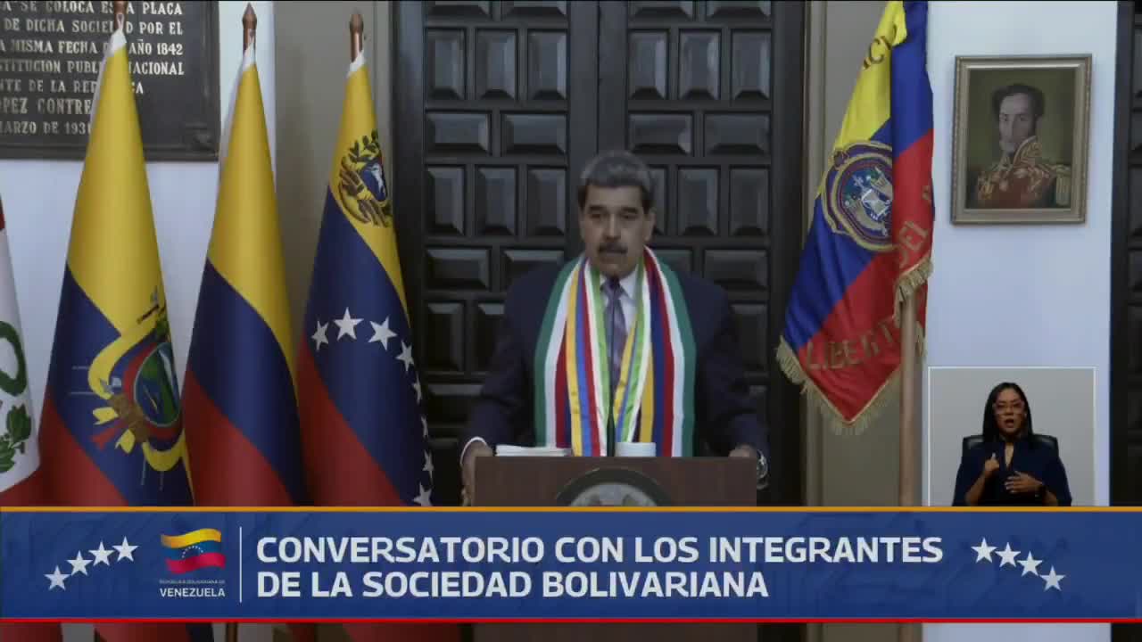 Venezuelan President Maduro is calling for a perfect union with the Colombian military in defense of his country's sovereignty, a move that comes amid the US deployment in Caribbean waters under the pretext of combating drug trafficking. Maduro denounces a warmongering and colonialist agenda by the country governed by Donald Trump, who ordered a total blockade of Venezuelan oil tankers. Despite this, the Chavista leader stated that trade back and forth of Venezuelan oil will continue.