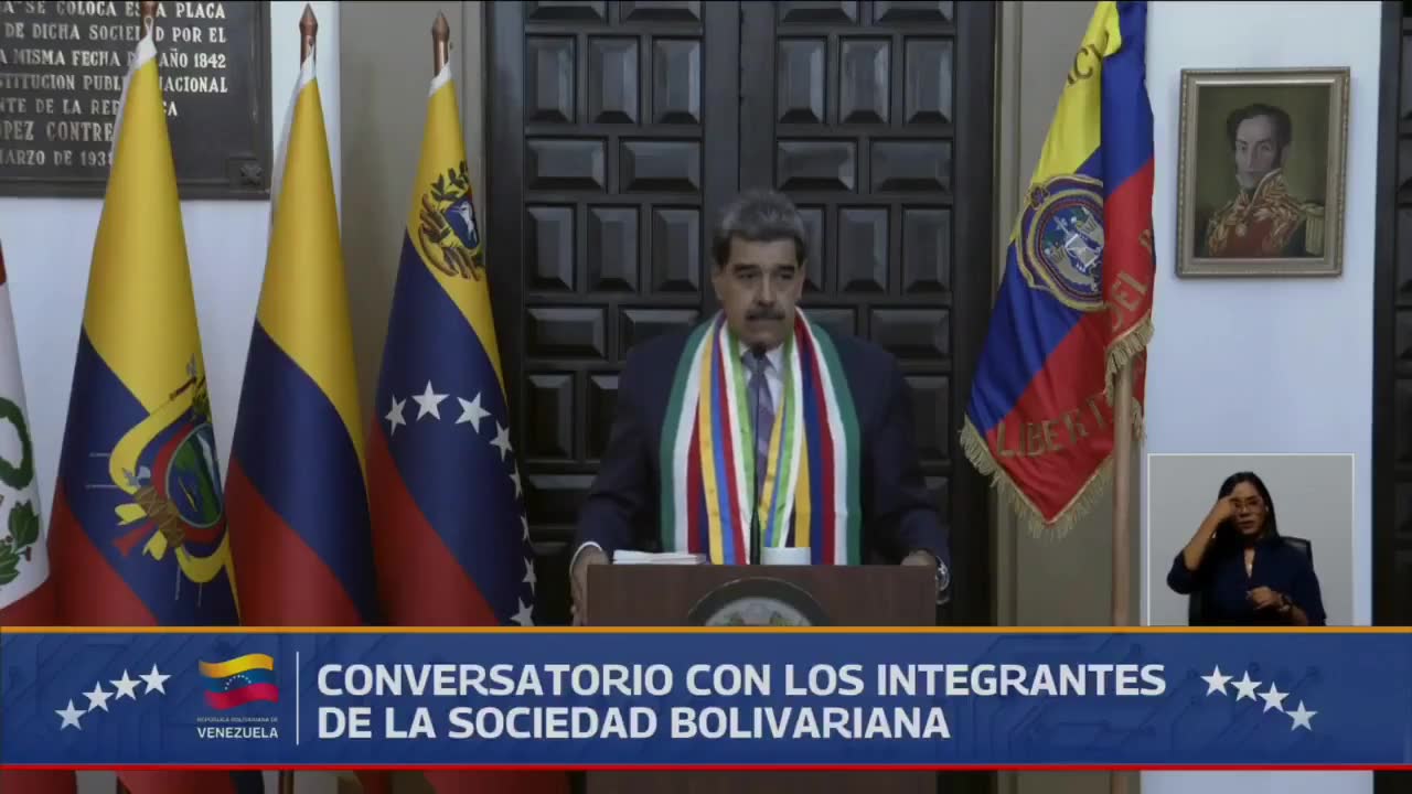 Venezuelan President Maduro is calling for a perfect union with the Colombian military in defense of his country's sovereignty, a move that comes amid the US deployment in Caribbean waters under the pretext of combating drug trafficking. Maduro denounces a warmongering and colonialist agenda by the country governed by Donald Trump, who ordered a total blockade of Venezuelan oil tankers. Despite this, the Chavista leader stated that trade back and forth of Venezuelan oil will continue.