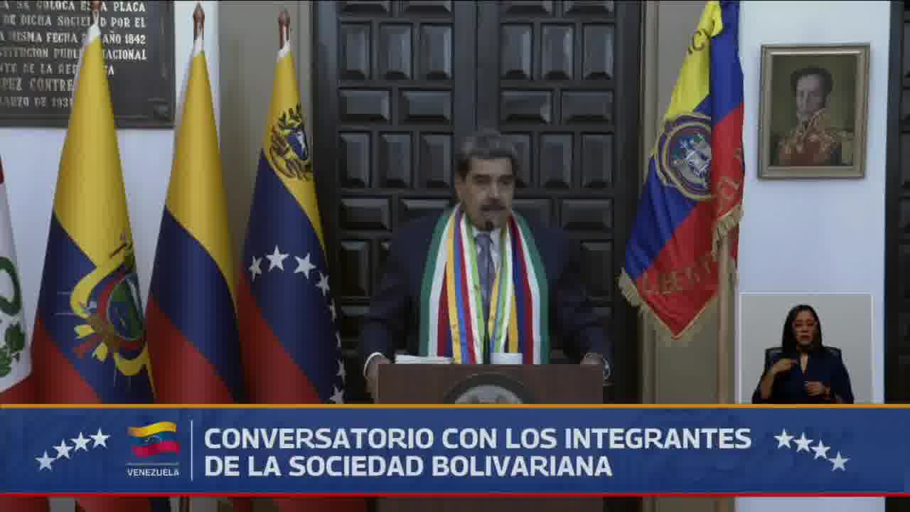 Venezuelan President Maduro is calling for a perfect union with the Colombian military in defense of his country's sovereignty, a move that comes amid the US deployment in Caribbean waters under the pretext of combating drug trafficking. Maduro denounces a warmongering and colonialist agenda by the country governed by Donald Trump, who ordered a total blockade of Venezuelan oil tankers. Despite this, the Chavista leader stated that trade back and forth of Venezuelan oil will continue.
