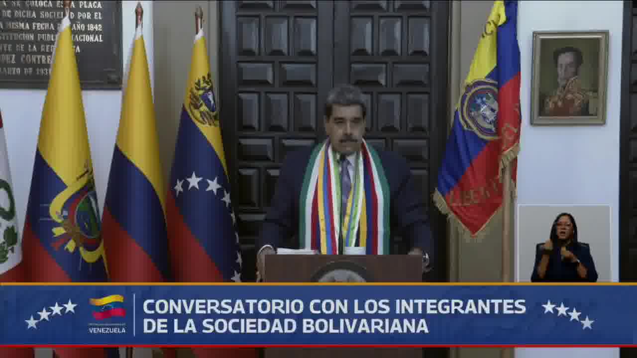 Venezuelan President Maduro is calling for a perfect union with the Colombian military in defense of his country's sovereignty, a move that comes amid the US deployment in Caribbean waters under the pretext of combating drug trafficking. Maduro denounces a warmongering and colonialist agenda by the country governed by Donald Trump, who ordered a total blockade of Venezuelan oil tankers. Despite this, the Chavista leader stated that trade back and forth of Venezuelan oil will continue.