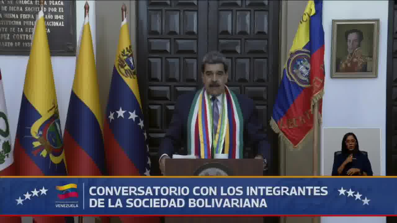 Venezuelan President Maduro is calling for a perfect union with the Colombian military in defense of his country's sovereignty, a move that comes amid the US deployment in Caribbean waters under the pretext of combating drug trafficking. Maduro denounces a warmongering and colonialist agenda by the country governed by Donald Trump, who ordered a total blockade of Venezuelan oil tankers. Despite this, the Chavista leader stated that trade back and forth of Venezuelan oil will continue.