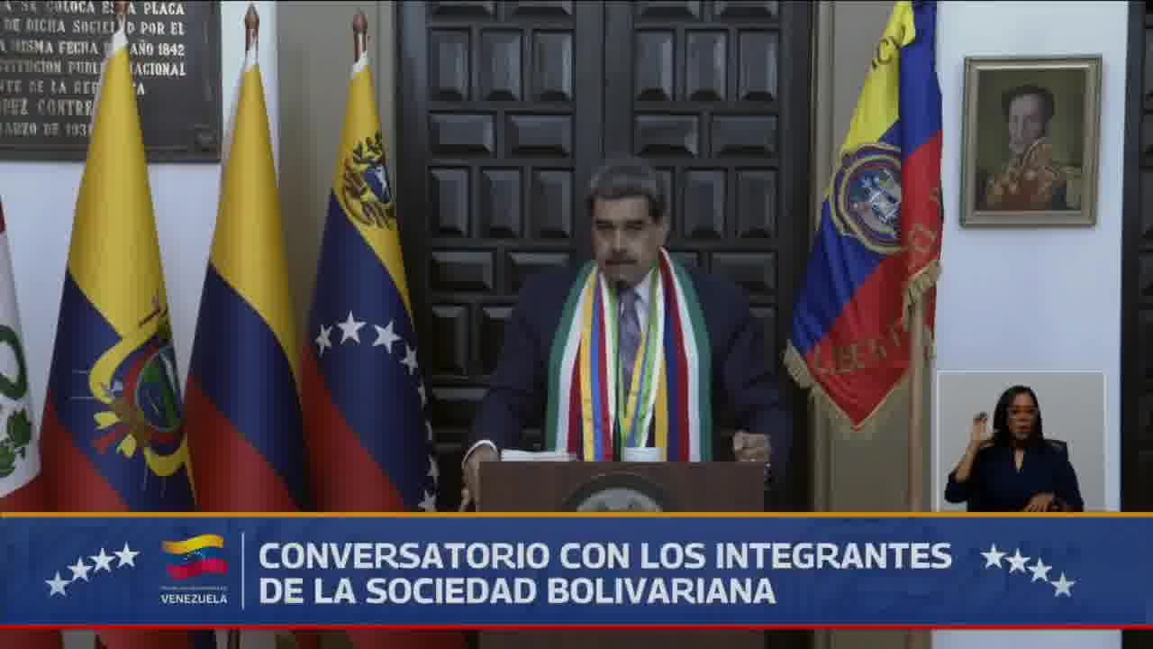 Venezuelan President Maduro is calling for a perfect union with the Colombian military in defense of his country's sovereignty, a move that comes amid the US deployment in Caribbean waters under the pretext of combating drug trafficking. Maduro denounces a warmongering and colonialist agenda by the country governed by Donald Trump, who ordered a total blockade of Venezuelan oil tankers. Despite this, the Chavista leader stated that trade back and forth of Venezuelan oil will continue.