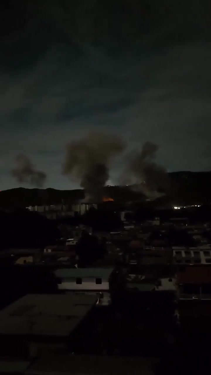 Video of airstrikes and helicopters flying over Caracas Venezuela