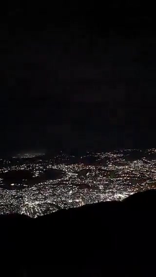 Military aircraft are flying over Caracas: explosions have been reported at La Carlota and Fort Tiuna. Videos of the aftermath of the explosions are circulating on social media. The images show plumes of thick smoke rising from various locations.