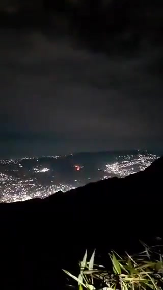 Military aircraft are flying over Caracas: explosions have been reported at La Carlota and Fort Tiuna. Videos of the aftermath of the explosions are circulating on social media. The images show plumes of thick smoke rising from various locations.