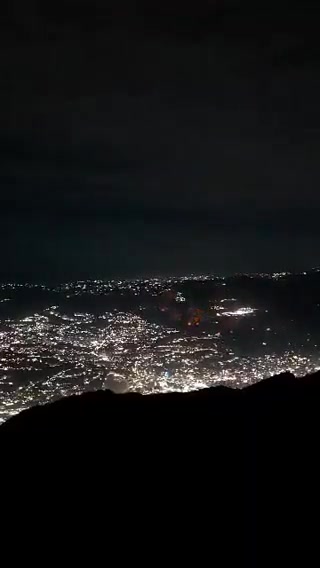 Military aircraft are flying over Caracas: explosions have been reported at La Carlota and Fort Tiuna. Videos of the aftermath of the explosions are circulating on social media. The images show plumes of thick smoke rising from various locations.