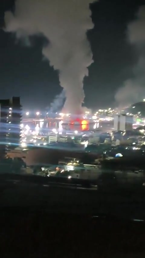 Military aircraft are flying over Caracas: explosions reported at La Carlota and Fort Tiuna. Images show plumes of thick smoke rising from various points in the city.