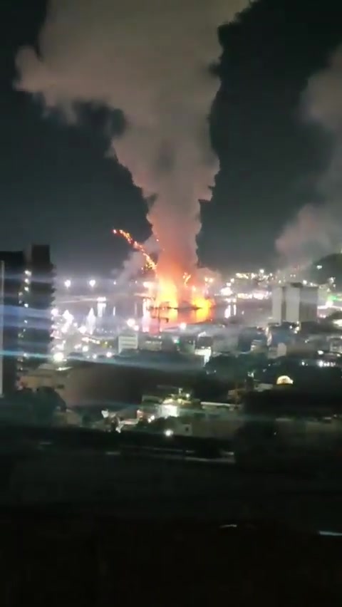 Military aircraft are flying over Caracas: explosions reported at La Carlota and Fort Tiuna. Images show plumes of thick smoke rising from various points in the city.