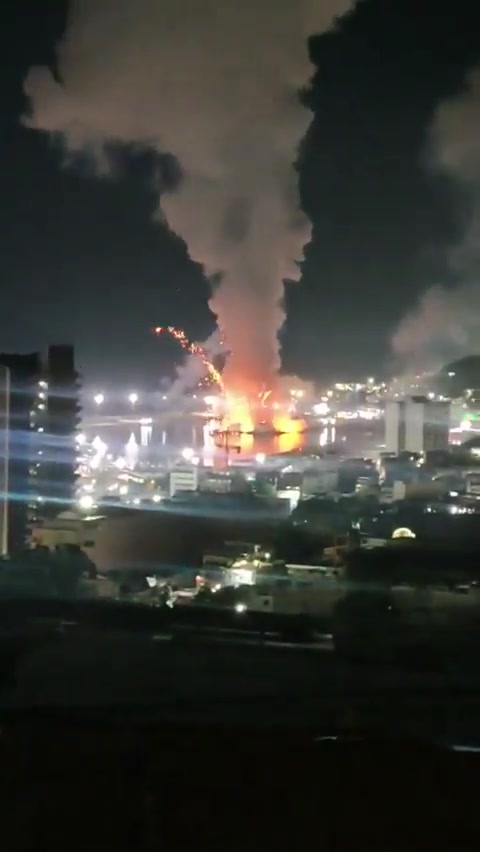 Military aircraft are flying over Caracas: explosions reported at La Carlota and Fort Tiuna. Images show plumes of thick smoke rising from various points in the city.