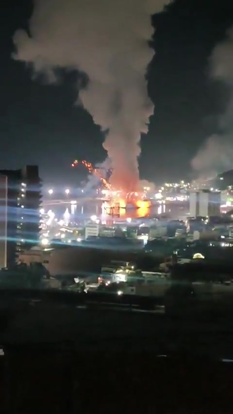 Military aircraft are flying over Caracas: explosions reported at La Carlota and Fort Tiuna. Images show plumes of thick smoke rising from various points in the city.
