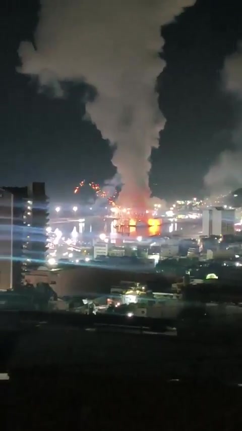 Military aircraft are flying over Caracas: explosions reported at La Carlota and Fort Tiuna. Images show plumes of thick smoke rising from various points in the city.