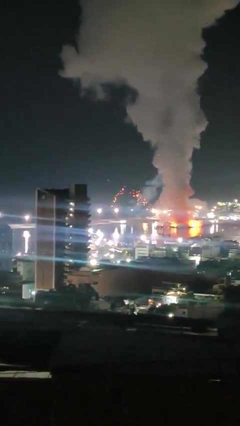 Military aircraft are flying over Caracas: explosions reported at La Carlota and Fort Tiuna. Images show plumes of thick smoke rising from various points in the city.