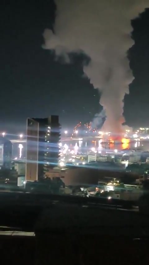 Military aircraft are flying over Caracas: explosions reported at La Carlota and Fort Tiuna. Images show plumes of thick smoke rising from various points in the city.