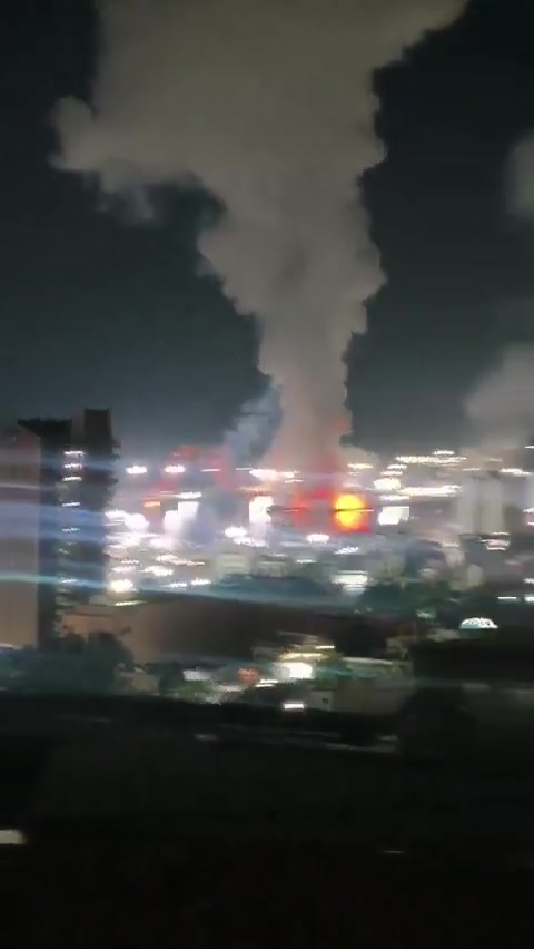 Military aircraft are flying over Caracas: explosions reported at La Carlota and Fort Tiuna. Images show plumes of thick smoke rising from various points in the city.