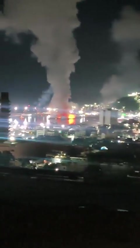 Military aircraft are flying over Caracas: explosions reported at La Carlota and Fort Tiuna. Images show plumes of thick smoke rising from various points in the city.