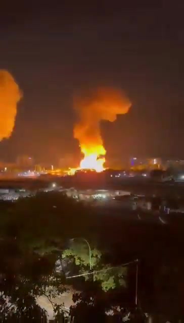 The moment the La Carlota air base in Caracas was bombed occurred at 1:58am