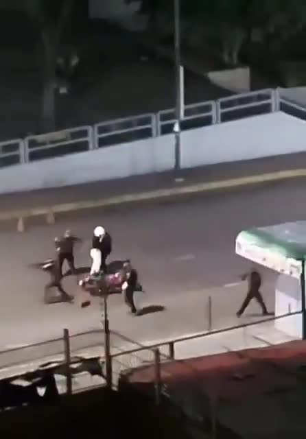 As dawn breaks in Caracas, Venezuela, and the extent of the damage following US bombings at various military sites begins to be assessed, arrests of civilians are reported in some areas of the capital.