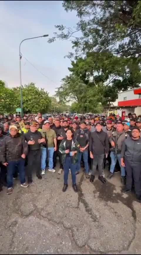 Aragua. Governor Joana Sánchez addressed the nation in a video recorded at the 42nd Brigade military base in Maracay, accompanied by mayors and regional officials. In her message, she demanded proof of life from President Maduro and stated that the community is mobilized in rejection of the alleged attacks by the United States against Venezuelan territory. She also affirmed that calm prevails throughout the state of Aragua.