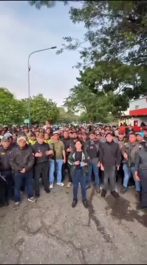 Aragua. Governor Joana Sánchez addressed the nation in a video recorded at the 42nd Brigade military base in Maracay, accompanied by mayors and regional officials. In her message, she demanded proof of life from President Maduro and stated that the community is mobilized in rejection of the alleged attacks by the United States against Venezuelan territory. She also affirmed that calm prevails throughout the state of Aragua.