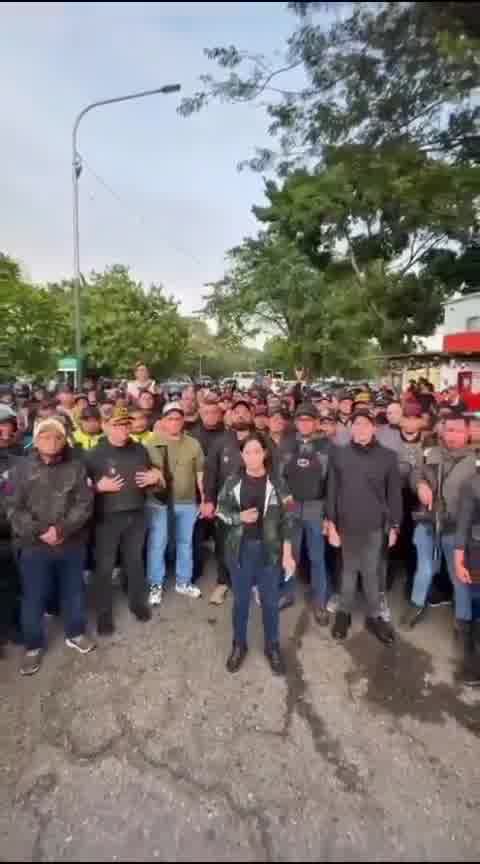 Aragua. Governor Joana Sánchez addressed the nation in a video recorded at the 42nd Brigade military base in Maracay, accompanied by mayors and regional officials. In her message, she demanded proof of life from President Maduro and stated that the community is mobilized in rejection of the alleged attacks by the United States against Venezuelan territory. She also affirmed that calm prevails throughout the state of Aragua.