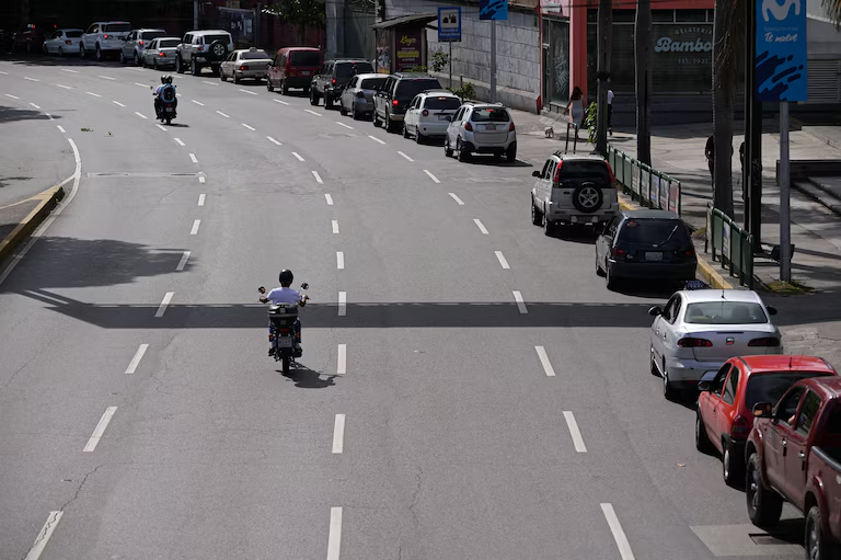 The streets of Caracas were nearly deserted this morning following the arrest of Maduro. As the hours passed, citizens began to venture out to stock up on food, medicine, and gasoline, amidst long lines, a military presence in key areas, and an atmosphere of tension and uncertainty.
