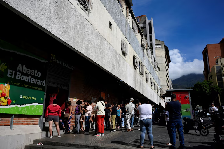 The streets of Caracas were nearly deserted this morning following the arrest of Maduro. As the hours passed, citizens began to venture out to stock up on food, medicine, and gasoline, amidst long lines, a military presence in key areas, and an atmosphere of tension and uncertainty.