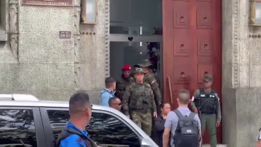 Vladimir Padrino López leaves after meeting with Delcy Rodríguez at the vice presidency