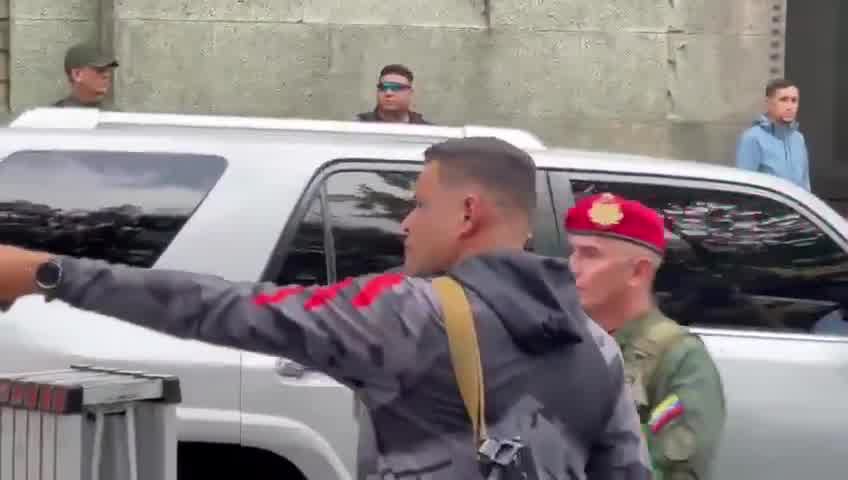 Vladimir Padrino López leaves after meeting with Delcy Rodríguez at the vice presidency