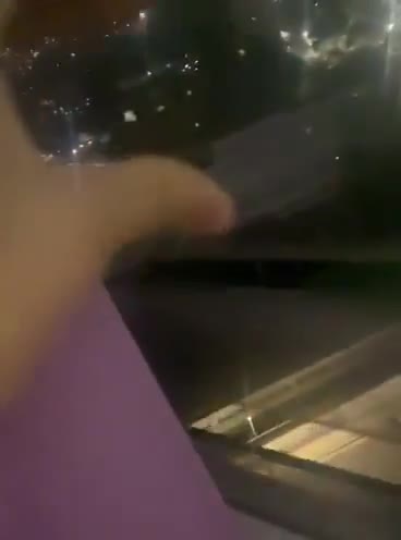 Venezuela’s Ministry of Communication and Information has now confirmed that gunfire heard earlier tonight near the Miraflores Presidential Palace Complex in Caracas, was the results of warning shots being fired by police at “unidentified drones” flying over the palace without permission from the Ministry of Defense. “We want to clarify that what happened in downtown Caracas was because some drones flew over without permission and the police fired dissuasive shots. No confrontation took place. The whole country is in total tranquility,” said a Spokesman for the Information Ministry.