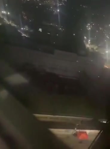 Venezuela’s Ministry of Communication and Information has now confirmed that gunfire heard earlier tonight near the Miraflores Presidential Palace Complex in Caracas, was the results of warning shots being fired by police at “unidentified drones” flying over the palace without permission from the Ministry of Defense. “We want to clarify that what happened in downtown Caracas was because some drones flew over without permission and the police fired dissuasive shots. No confrontation took place. The whole country is in total tranquility,” said a Spokesman for the Information Ministry.