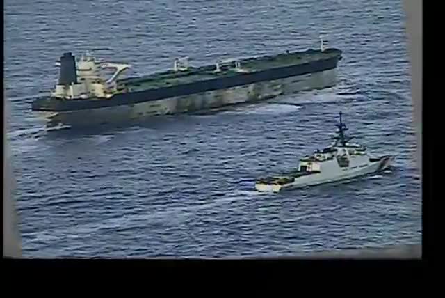 Imágenes del USCGC Munro (WMSL-755), un cúter de clase Legend de la Guardia Costera de Estados Unidos, junto al petrolero con bandera rusa y vinculado con Irán, Marinera, durante la operación de esta mañana para abordar y apoderarse del buque en el Atlántico Norte.
