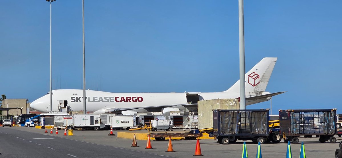A US cargo aircraft landed in Maiquetia today carrying cargo for the US embassy in Caracas as it prepares to reopen 