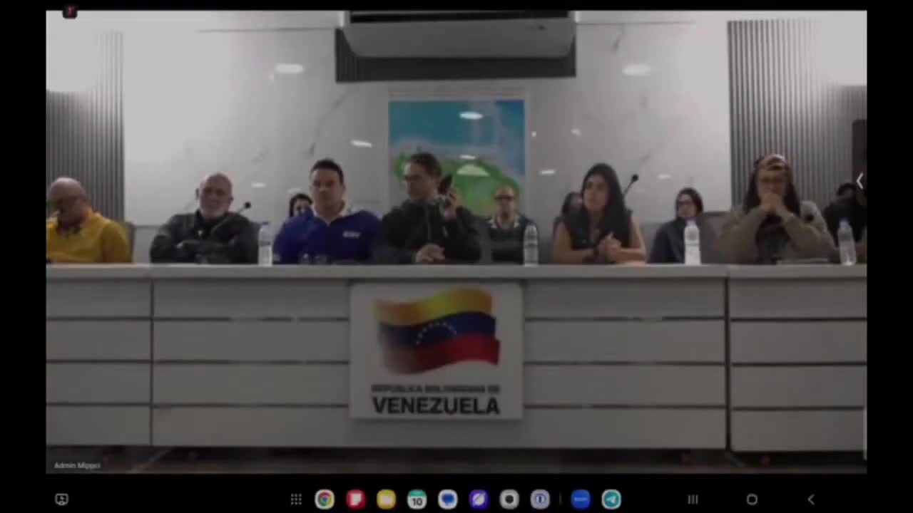 Kapalı kapılar ardında yapılan bir toplantının sızdırılan videosunda, Venezuela Devlet Başkanı Delcy Rodríguez'in hükümet yanlısı etkili kişilere, Maduro'nun yakalanmasının ardından ABD güçlerinin işbirliği yapmadıkları takdirde üst düzey yetkilileri öldürmekle tehdit ettiğini söylediği görülüyor. Rodríguez, kendisi ve diğer üst düzey yetkililere Washington'ın taleplerine uymaları için 15 dakika süre verildiğini ve baskı ve şantajın sürekli olduğunu iddia ediyor.